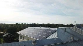 Aurinkopaneelit taloyhtiön katolla