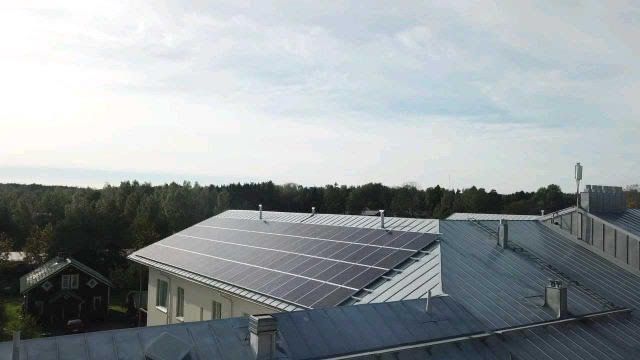 Aurinkopaneelit taloyhtiön katolla